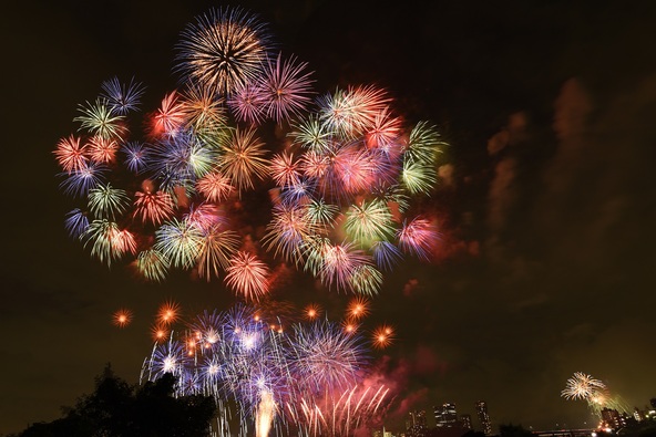 色とりどりの花火が打ち上がります