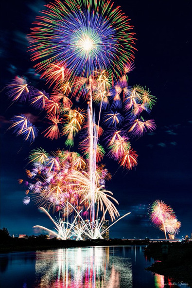 美しい花火が多摩川の水上に映し出されます