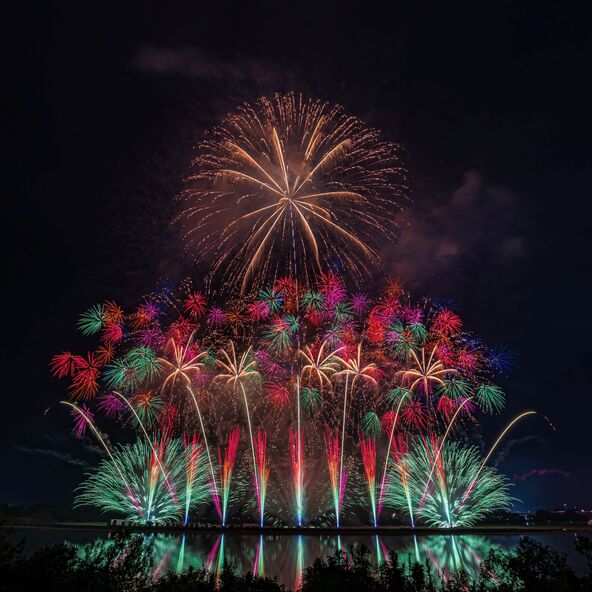 芸術的な花火が打ち上がります