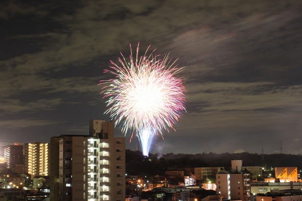 花火が祭りムードをさらに盛り上げます