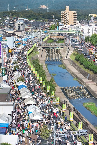 会場には子供も楽しめる露店が並びます
