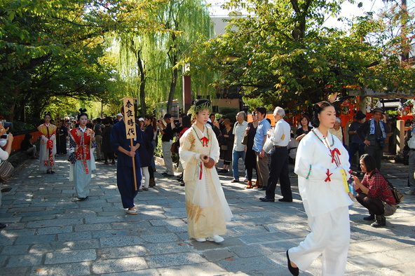 「櫛まつり」は、境内に「久志塚」（くしづか）が建立された1962年（昭和37年）の前年に始まりました