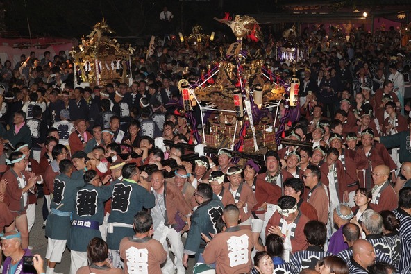 神輿の担ぎ手同士がぎゅうぎゅうにひしめき合います