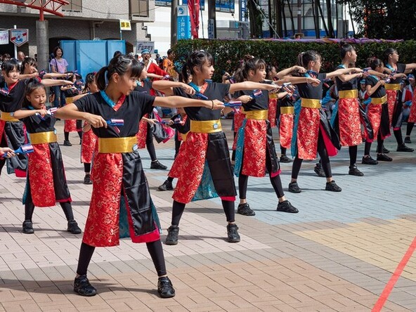 路上や特設ステージで踊りを披露します