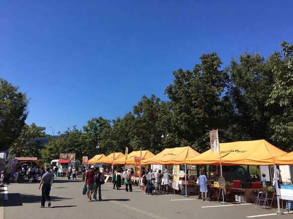 ワインを片手に絶品グルメを堪能できます