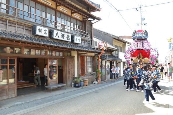 地域の人が見守って安全に祭りが行われます