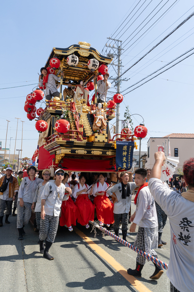巨大な山車に子供たちも目を奪われること間違いなし！