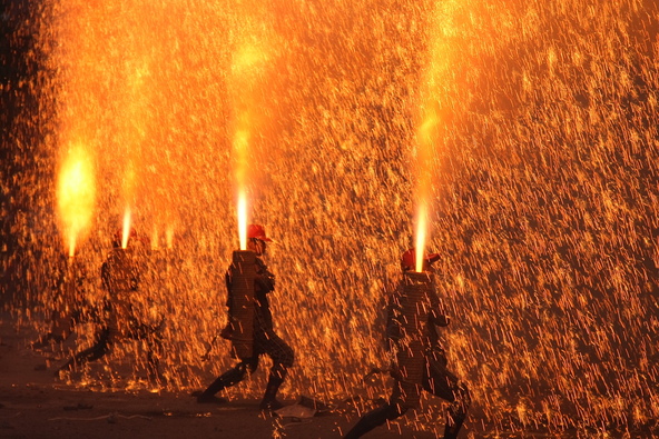 ダイナミックに火花が舞う「手筒花火」