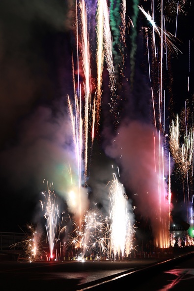 鮮やかな創作花火（注：写真は2024年開催時のもの。2025年は打ち上げ場所が金屋橋西詰付近に変更となります）