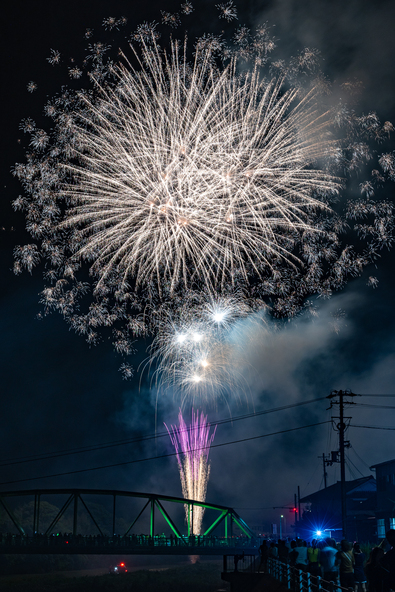 有田川の夜空を彩る大輪の花火に子供たちも感動！