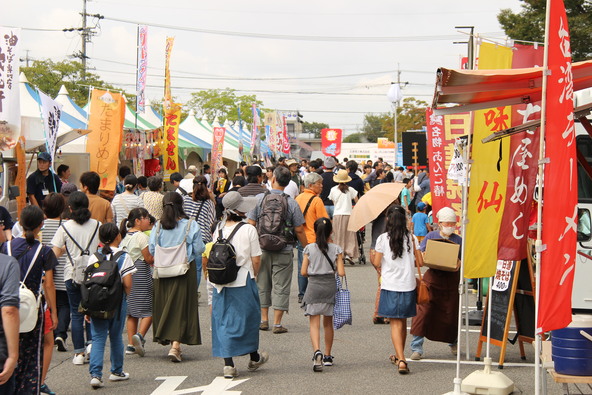 色とりどりの屋台が並び、会場周辺はおいしい香りで包まれます