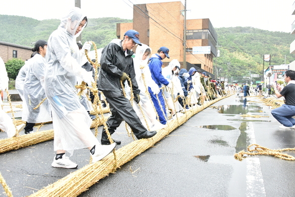 「川内大綱引」は、「綱練り」と呼ばれる綱の制作と、「本綱」と呼ばれる本番の綱引きから構成されています