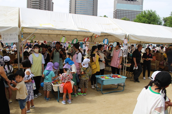 にぎわう屋台ブースで、子供たちも大はしゃぎ！