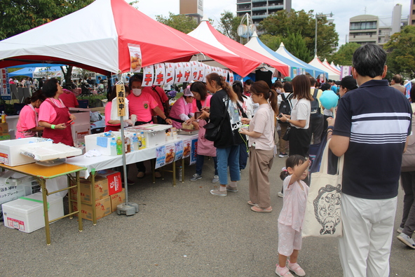 グルメや遊びなど、バラエティ豊かな屋台が立ち並びます