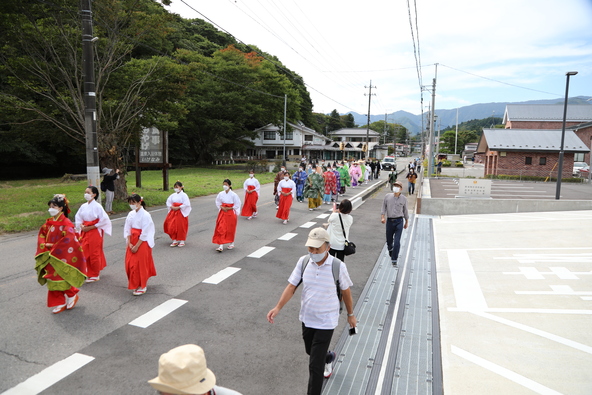祭りの大きな見どころである「分湯行列」の様子