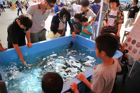 子供たちも大興奮のつかみ取り体験