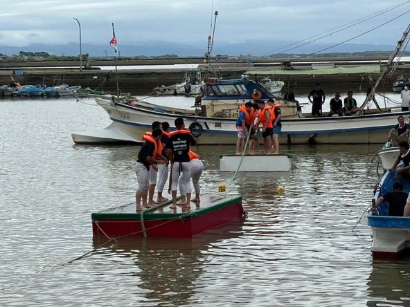 例年人気の「海上綱引き大会」の様子