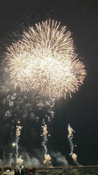 夜空いっぱいに広がる迫力の花火が祭りを盛り上げます