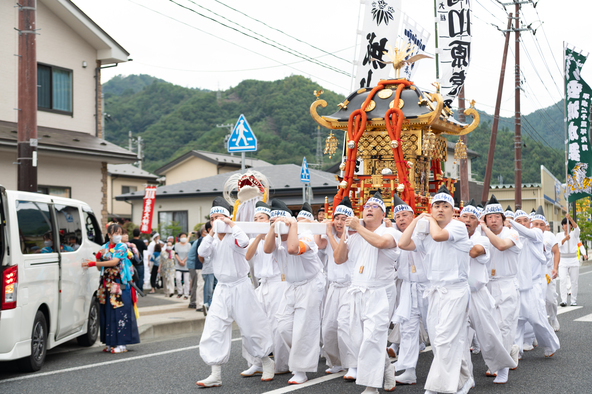 神輿が町内各地を周ることで、商売繁盛や家内安全を祈願します