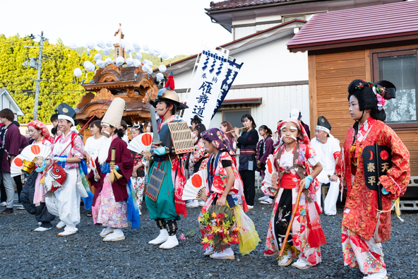 子供たちが演じる愛らしさと、七福神の福々しさが調和した「七福神舞」