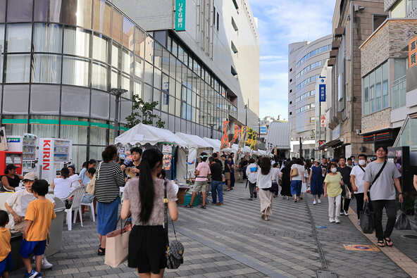 さまざまな屋台やブースが並び、にぎやかな祭りムードが堪能できます