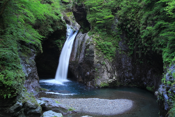 大釜の滝（画像提供：もものママ / PIXTA）