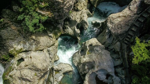 八釜の甌穴群（画像提供：久万高原町 / CC BY 4.0）