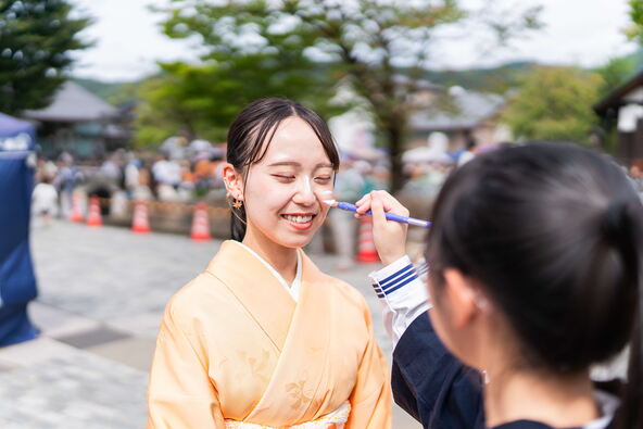 親子で体験できる「きつねメイク」で、祭り気分が一層高まります
