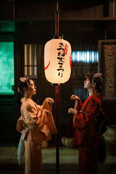 提灯に照らされて、狐に変身した姿もより幻想的に