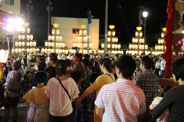 12台の提灯屋台が谷地の夜を彩る光景は秋の風情を感じられます