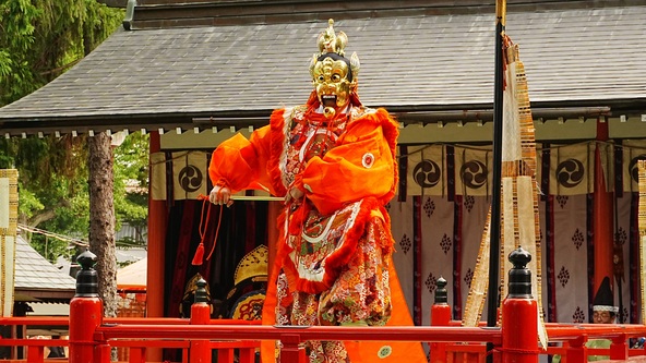 八幡宮の神職をつとめる林家が1100年以上にわたって伝承してきた天王寺系の舞楽の奉奏