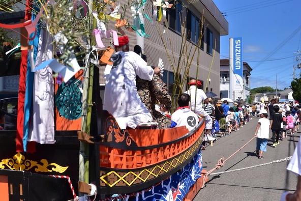 威勢のいいかけ声がまちなかに響き渡ります