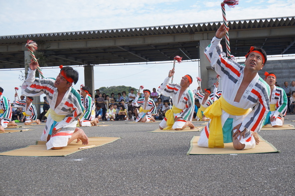 勇ましい「鯨踊り」を見て、子供たちも思わず夢中になること間違いなし！