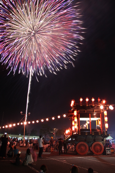 盛大に打ち上がる花火に大人も子供も感動！