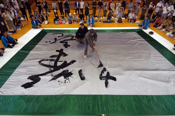 著名な書家による大作席書の様子