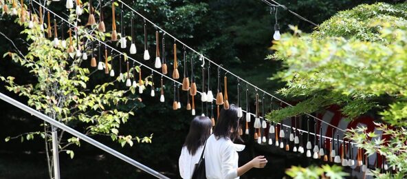 会場には1万本の筆が飾られます