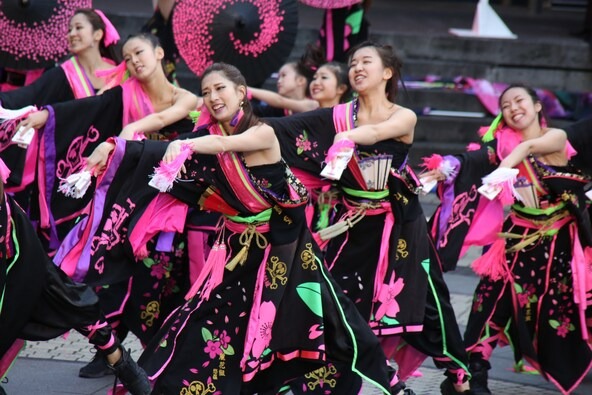 華やかな衣装にも注目！