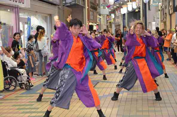 踊り手の想いがこもったよさこい演舞は観客の心を惹きつけます