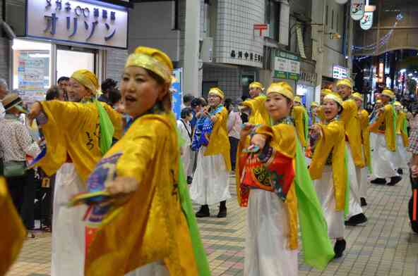 色鮮やかな衣装に身を包み、笑顔で舞う踊り手たちのパフォーマンスに感動！