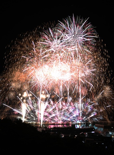 次々打ち上がる花火に魅了されます