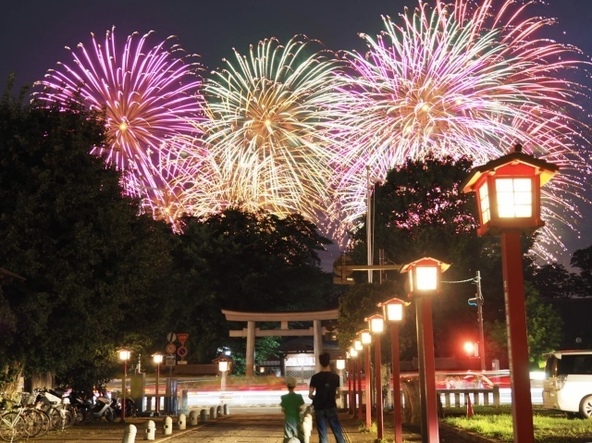 間近で上がる迫力満点の花火が堪能できます
