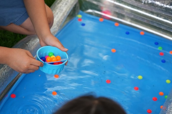 子供が主役となる「子ども広場」。ママパパも楽しめるゲームが盛りだくさん！