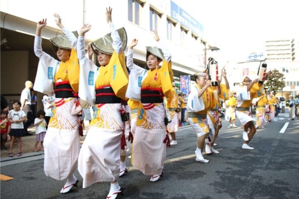 北浦和西口商店街を舞台に華やかな踊りが披露されます
