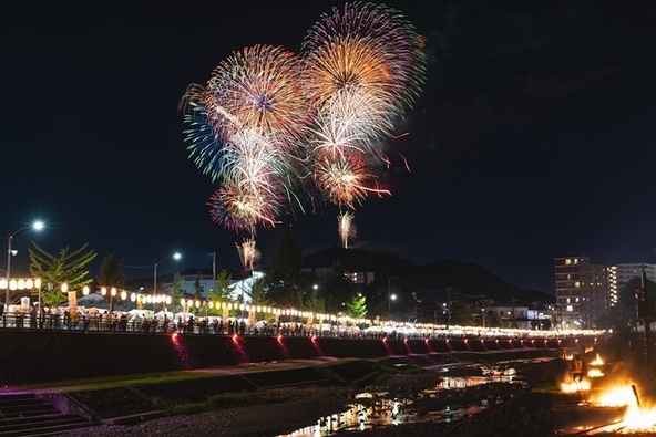 山頂から打ち上がる花火で、市内のどこからでも観賞できます