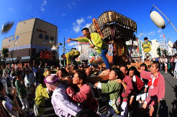 総重量1トンの百人みこしは圧巻！