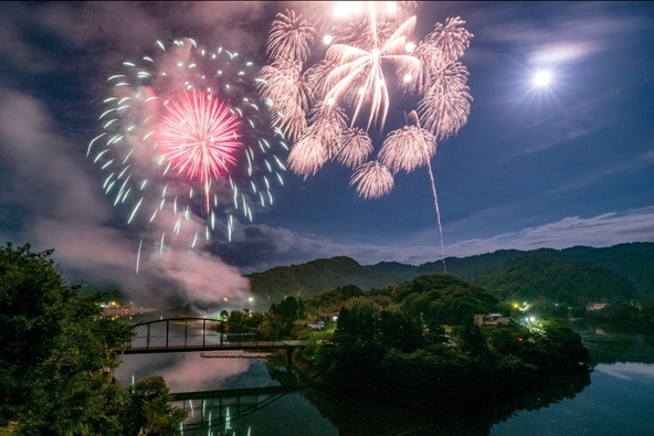 花火が湖に映り込む幻想的な景色も楽しめます