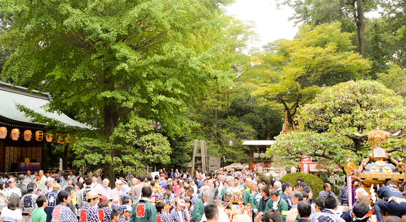 例大祭でにぎわう境内の様子（過去開催時）