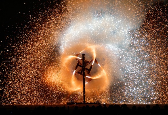 四方八方に火花を散らす豪快な仕掛花火は、豊橋ならではの炎の芸術です