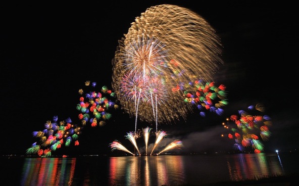 湖面に映し出される幻想的な光景に、観客の歓声が響きます