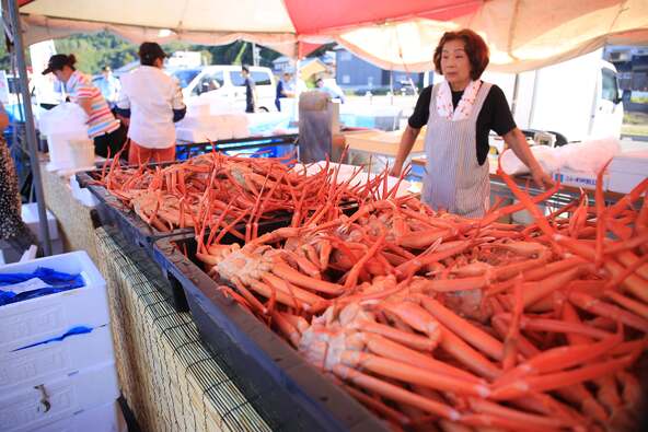 ベニズワイガニなどの海産物も